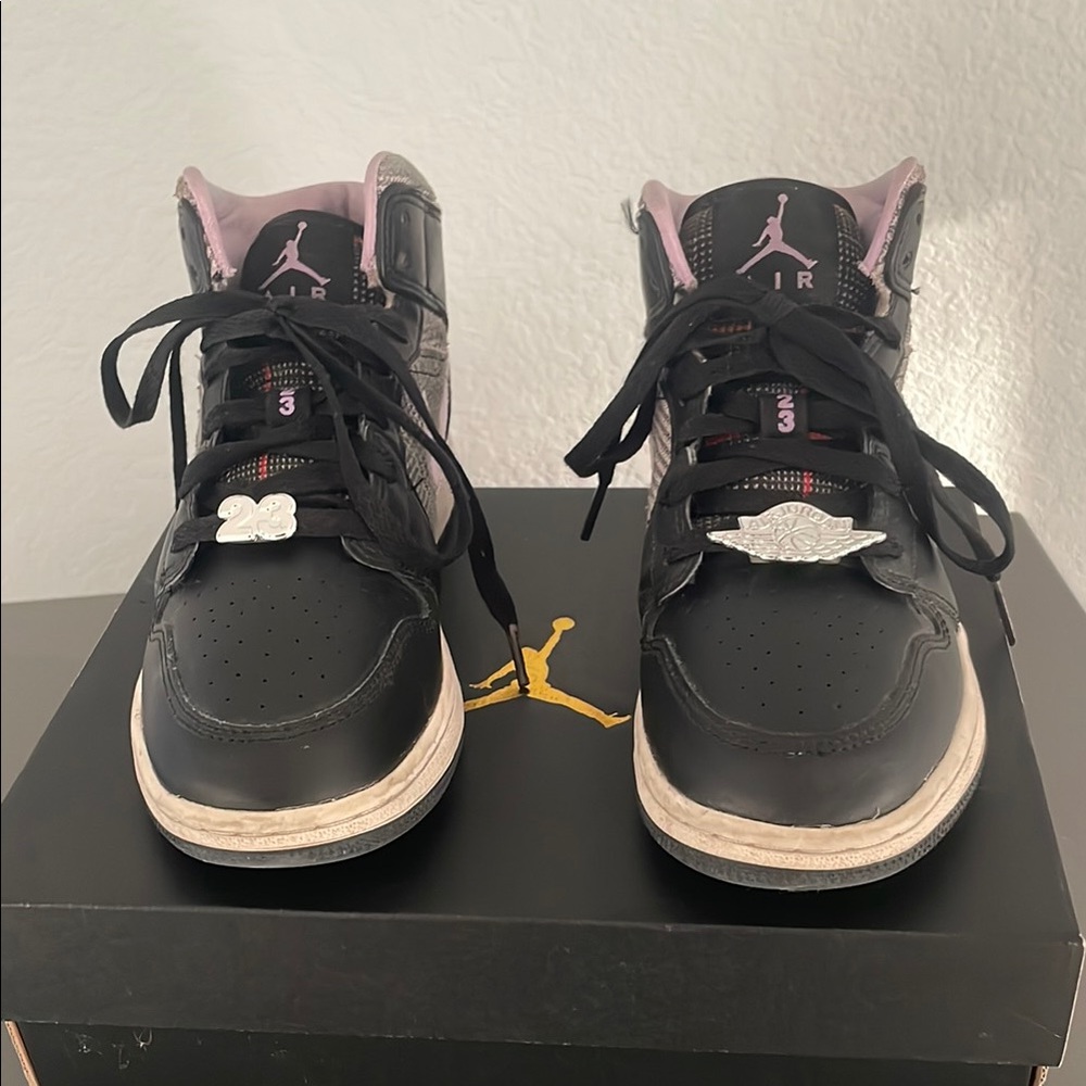 Air Jordan houndstooth NO CREASES lightly used with clips on laces (removable)